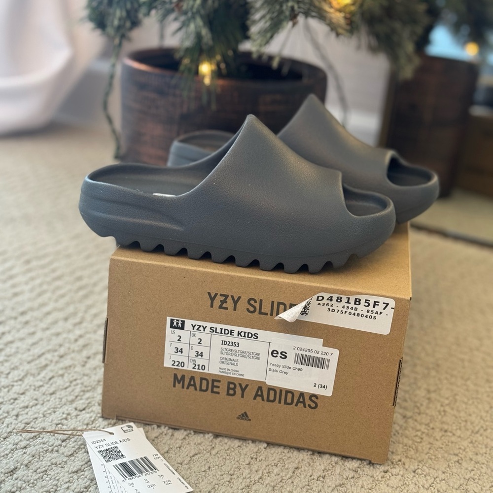 Adidas YZY Slide Kids size 2 in Charcoal